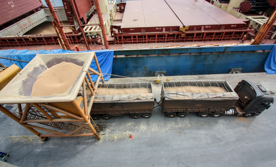 Porto de Paranaguá alcançou na madrugada desta terça-feira (31) a marca de 53.098.566 toneladas de produtos movimentados. O número, que deve aumentar ao longo do dia, já supera o recorde do ano passado, quando foram 53.029.221 toneladas.  Foto: Claudio Nívea/Portos do Paraná