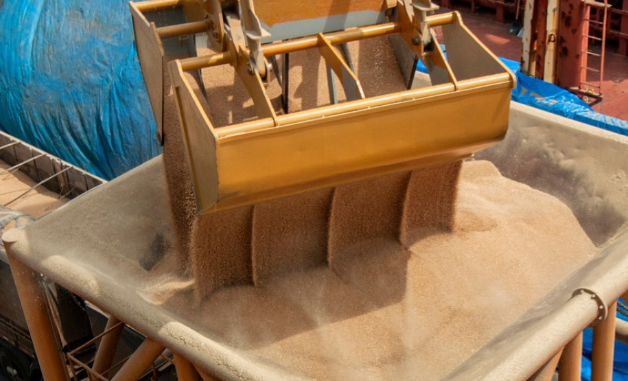 Porto de Paranaguá alcançou na madrugada desta terça-feira (31) a marca de 53.098.566 toneladas de produtos movimentados. O número, que deve aumentar ao longo do dia, já supera o recorde do ano passado, quando foram 53.029.221 toneladas.  Foto: Claudio Nívea/Portos do Paraná