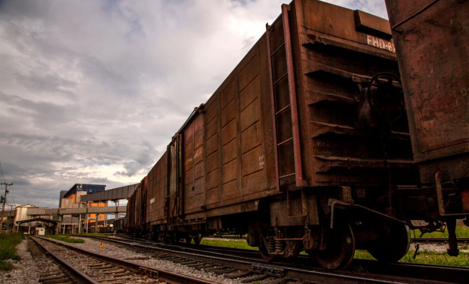 Porto de Paranaguá alcançou na madrugada desta terça-feira (31) a marca de 53.098.566 toneladas de produtos movimentados. O número, que deve aumentar ao longo do dia, já supera o recorde do ano passado, quando foram 53.029.221 toneladas.  Foto: Claudio Nívea/Portos do Paraná