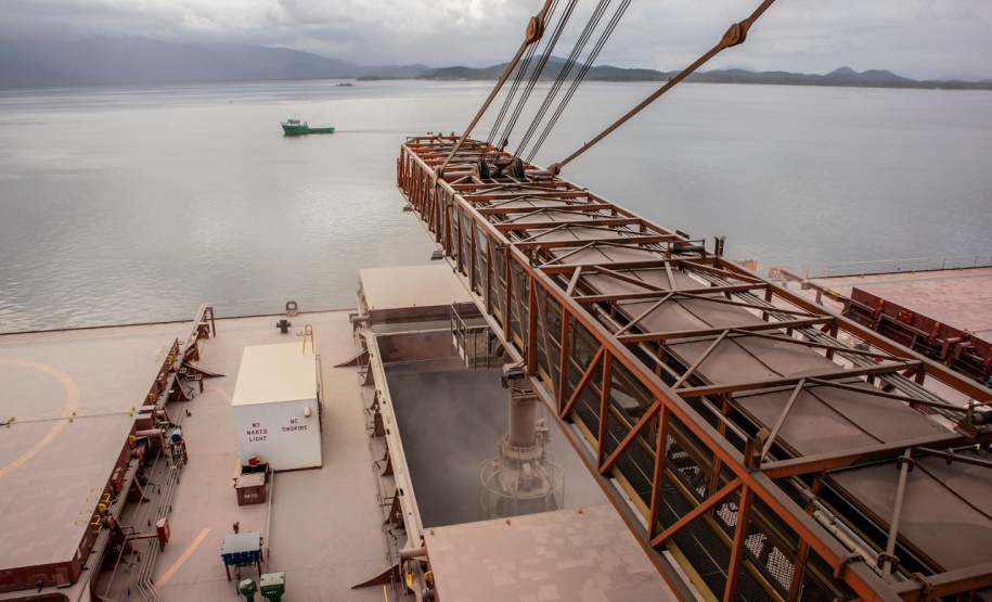 Porto de Paranaguá alcançou na madrugada desta terça-feira (31) a marca de 53.098.566 toneladas de produtos movimentados. O número, que deve aumentar ao longo do dia, já supera o recorde do ano passado, quando foram 53.029.221 toneladas.  Foto: Claudio Nívea/Portos do Paraná