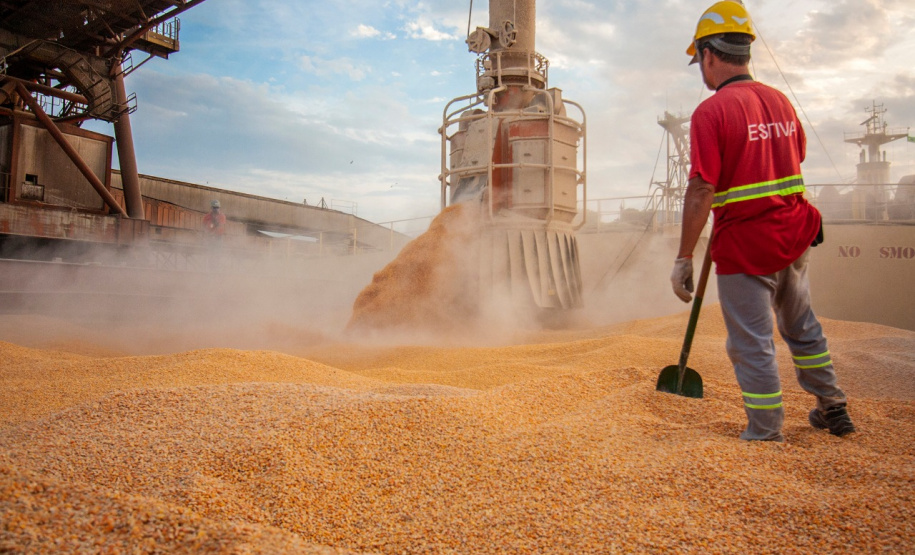 Porto de Paranaguá alcançou na madrugada desta terça-feira (31) a marca de 53.098.566 toneladas de produtos movimentados. O número, que deve aumentar ao longo do dia, já supera o recorde do ano passado, quando foram 53.029.221 toneladas.  Foto: Claudio Nívea/Portos do Paraná