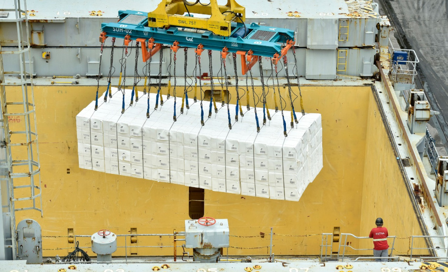 Porto de Paranaguá alcançou na madrugada desta terça-feira (31) a marca de 53.098.566 toneladas de produtos movimentados. O número, que deve aumentar ao longo do dia, já supera o recorde do ano passado, quando foram 53.029.221 toneladas.  Foto: Claudio Nívea/Portos do Paraná