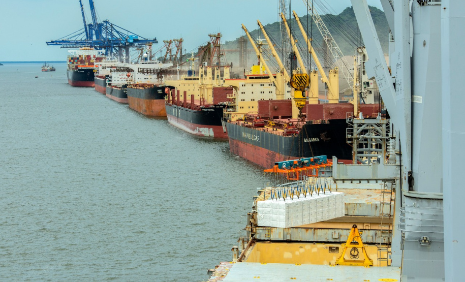 Porto de Paranaguá alcançou na madrugada desta terça-feira (31) a marca de 53.098.566 toneladas de produtos movimentados. O número, que deve aumentar ao longo do dia, já supera o recorde do ano passado, quando foram 53.029.221 toneladas.  Foto: Claudio Nívea/Portos do Paraná