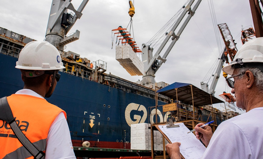 Porto de Paranaguá alcançou na madrugada desta terça-feira (31) a marca de 53.098.566 toneladas de produtos movimentados. O número, que deve aumentar ao longo do dia, já supera o recorde do ano passado, quando foram 53.029.221 toneladas.  Foto: Claudio Nívea/Portos do Paraná