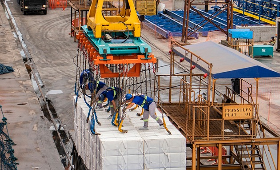 Porto de Paranaguá alcançou na madrugada desta terça-feira (31) a marca de 53.098.566 toneladas de produtos movimentados. O número, que deve aumentar ao longo do dia, já supera o recorde do ano passado, quando foram 53.029.221 toneladas.  Foto: Claudio Nívea/Portos do Paraná