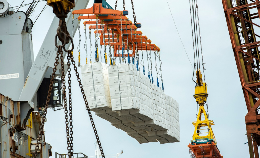 Porto de Paranaguá alcançou na madrugada desta terça-feira (31) a marca de 53.098.566 toneladas de produtos movimentados. O número, que deve aumentar ao longo do dia, já supera o recorde do ano passado, quando foram 53.029.221 toneladas.  Foto: Claudio Nívea/Portos do Paraná