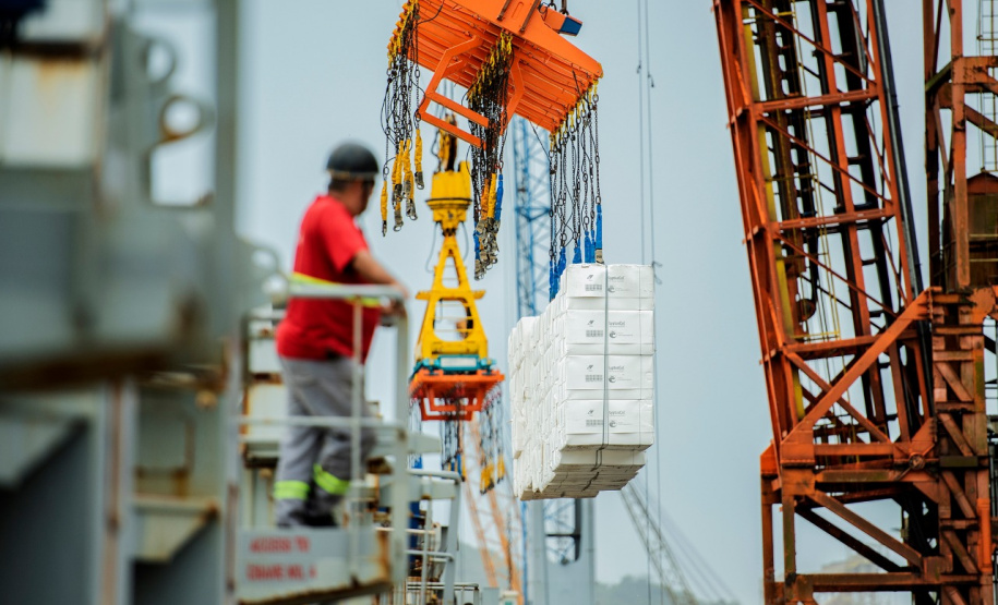 Porto de Paranaguá alcançou na madrugada desta terça-feira (31) a marca de 53.098.566 toneladas de produtos movimentados. O número, que deve aumentar ao longo do dia, já supera o recorde do ano passado, quando foram 53.029.221 toneladas.  Foto: Claudio Nívea/Portos do Paraná