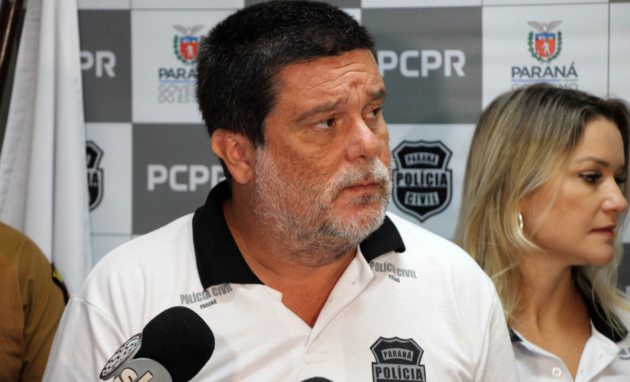 A Polícia Civil do Paraná, em conjunto com a Polícia Militar, prendeu o homem, de 65 anos, suspeito de ter ateado fogo contra a namorada, de 66. O crime aconteceu no dia 31 de dezembro de 2019, em Matinhos, no Litoral. O suspeito foi preso na quarta-feira (1), no bairro Saint Etienee, também em Matinhos.