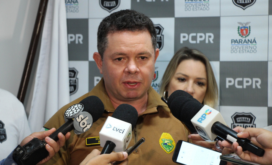 A Polícia Civil do Paraná, em conjunto com a Polícia Militar, prendeu o homem, de 65 anos, suspeito de ter ateado fogo contra a namorada, de 66. O crime aconteceu no dia 31 de dezembro de 2019, em Matinhos, no Litoral. O suspeito foi preso na quarta-feira (1), no bairro Saint Etienee, também em Matinhos.