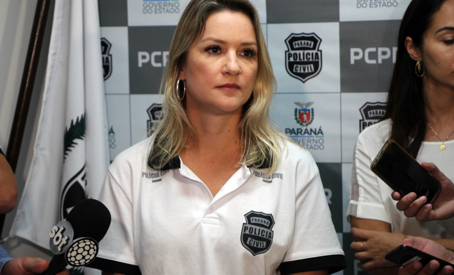 A Polícia Civil do Paraná, em conjunto com a Polícia Militar, prendeu o homem, de 65 anos, suspeito de ter ateado fogo contra a namorada, de 66. O crime aconteceu no dia 31 de dezembro de 2019, em Matinhos, no Litoral. O suspeito foi preso na quarta-feira (1), no bairro Saint Etienee, também em Matinhos.