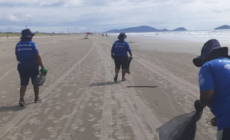 O volume de lixo coletado nas praias de Matinhos, Guaratuba e Pontal do Paraná na noite da virada do ano foi 25% maior que na mesma data do ano passado. Ao todo, foram coletadas 30,5 toneladas de entulho deixadas na areia.
Foto: Sanepar