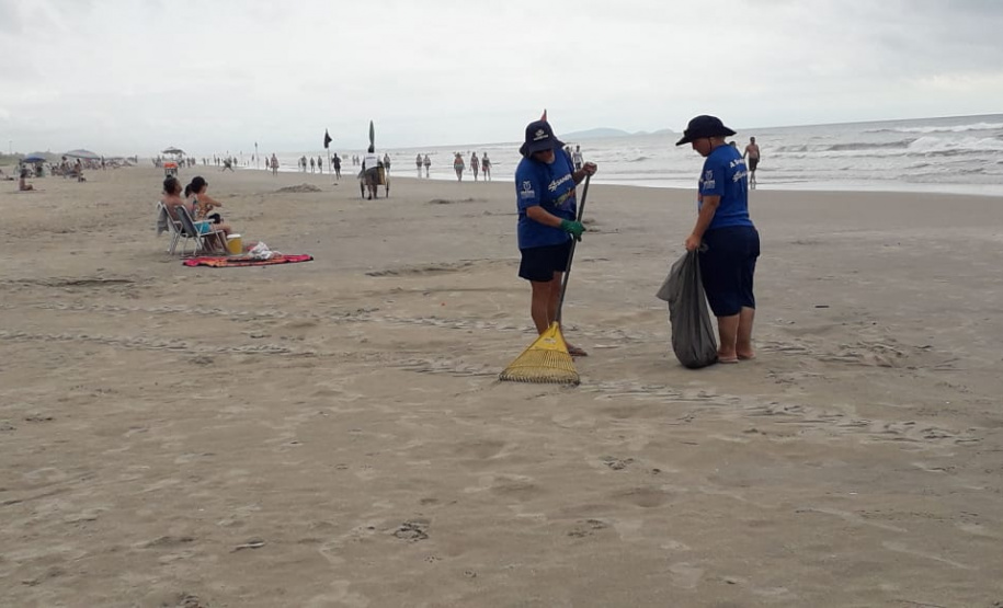 O volume de lixo coletado nas praias de Matinhos, Guaratuba e Pontal do Paraná na noite da virada do ano foi 25% maior que na mesma data do ano passado. Ao todo, foram coletadas 30,5 toneladas de entulho deixadas na areia.
Foto: Sanepar