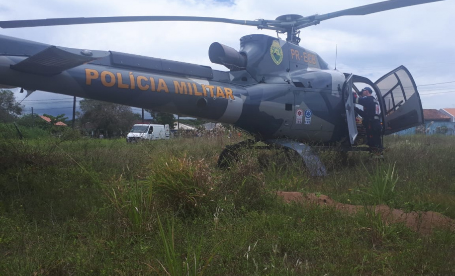 A rápida mobilização da tripulação do Batalhão de Polícia Militar de Operações Aéreas (BPMOA) na remoção de uma vítima de acidente vascular cerebral (AVC) foi decisiva para salvar a vida de uma mulher, de 77 anos, na manhã deste domingo (05), no Litoral paranaense. Em apenas quatro minutos a aeronave levou a vítima de Pontal do Paraná (Praia de Leste) até o Hospital Regional de Paranaguá. Foto:SESP