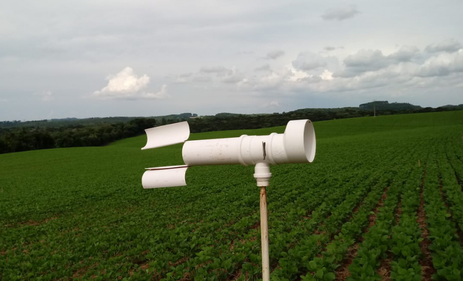 O sistema Alerta Ferrugem, desenvolvido pelo Instituto Paranaense de Assistência Técnica e Extensão Rural (Emater), está entre as melhores ferramentas de monitoramento da ferrugem asiática da soja do mundo. São 248 pontos de coleta de esporos em aproximadamente 200 municípios paranaenses, uma rede que desde 2016 tem colaborado para retardar a primeira aplicação de fungicidas, reduzindo seu uso em cerca de 35%. Foto:SEAB