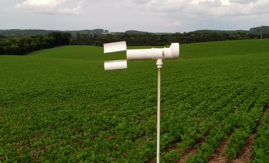 O sistema Alerta Ferrugem, desenvolvido pelo Instituto Paranaense de Assistência Técnica e Extensão Rural (Emater), está entre as melhores ferramentas de monitoramento da ferrugem asiática da soja do mundo. São 248 pontos de coleta de esporos em aproximadamente 200 municípios paranaenses, uma rede que desde 2016 tem colaborado para retardar a primeira aplicação de fungicidas, reduzindo seu uso em cerca de 35%. Foto:SEAB