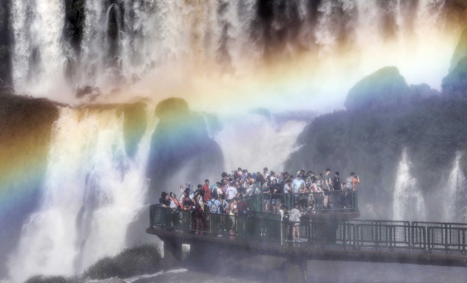 O Parque Nacional do Iguaçu, em Foz do Iguaçu, maior atrativo turístico do Paraná, recebeu 2.020.358 turistas em 2019. É o recorde de visitações na unidade de conservação e a primeira vez da história em que as catracas giraram mais de dois milhões de vezes.
04/2019 - Foz do Iguaçu - Cataratas Foto: José Fernando Ogura/AEN
