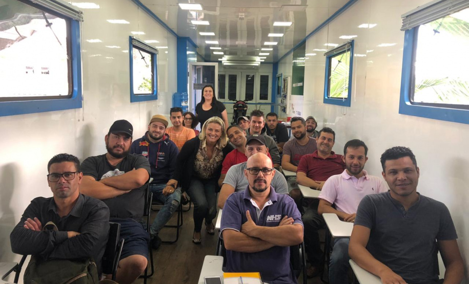 O ano de 2020 começa com os cursos das Carretas do Conhecimento percorrendo novos municípios. Nesta segunda-feira (06), as unidades móveis iniciam as aulas de qualificação profissional  em Astorga (curso de Confecção), Sertanópolis (Confecção), Mariópolis (Instalações Elétricas); Pontal do Paraná (Mecânica Automotiva); Ampére (Mecânica Básica); Campina Grande do Sul (Panificação) e Santa Terezinha do Itaipu (Refrigeração). Foto:SEJUF