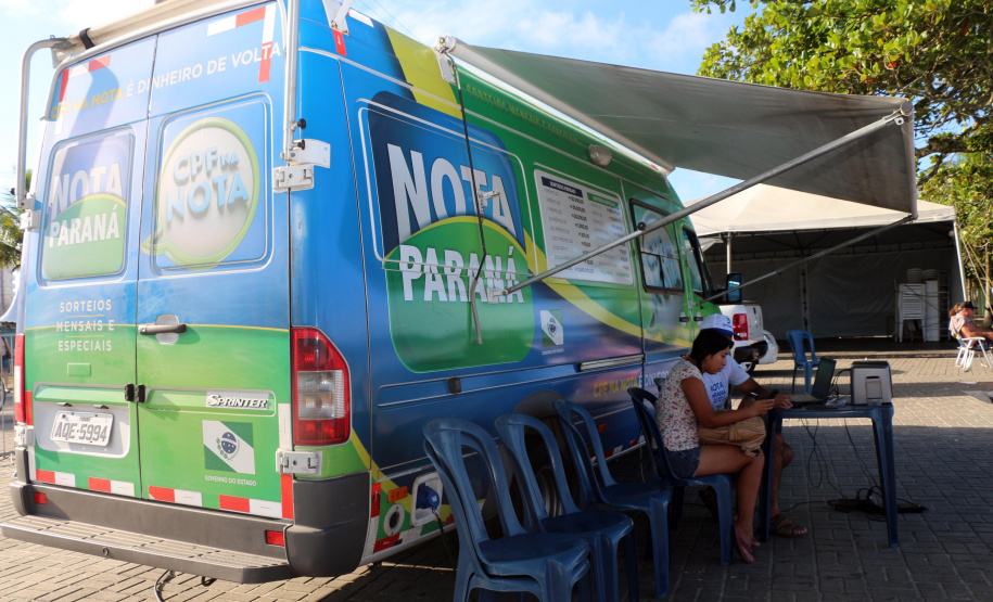 Em apenas cinco dias, Nota Paraná atende 300 pessoas nas praias. Foto: SEFA