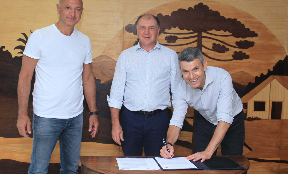 A população de Araucária, na Região Metropolitana de Curitiba, vai ganhar mais obras de pavimentação asfáltica. Desta vez será na Estrada Guajuvira. Na manhã desta terça-feira (7), o secretário do Desenvolvimento Urbano e de Obras Públicas, João Carlos Ortega, assinou edital de homologação no valor total de R$ 2,97 milhões. O documento também foi assinado pelo prefeito de Araucária, Hissam Hussein Dehaini.