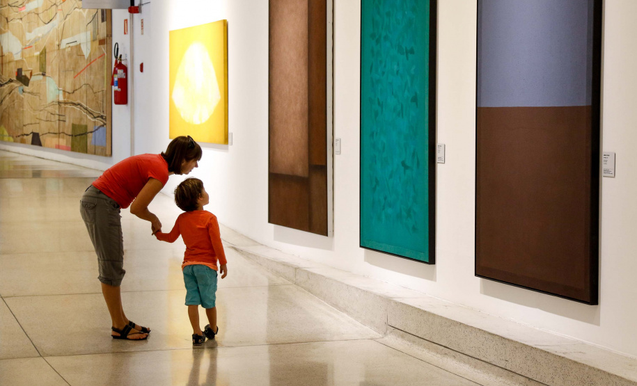 MON oferece oficina e visita mediada aos visitantes. Foto: Antonio More