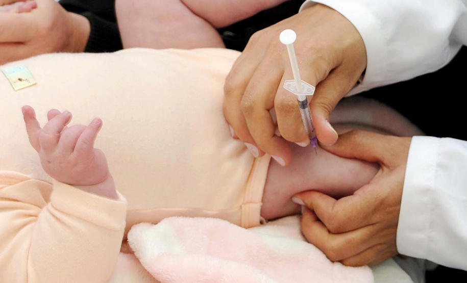 O Paraná recebeu 44 mil doses da vacina pentavalente nesta sexta-feira (10). A previsão, segundo o Ministério da Saúde, é que na próxima semana a Secretaria de Estado da Saúde receba mais 45 mil doses para atender os municípios. Foto:SESA