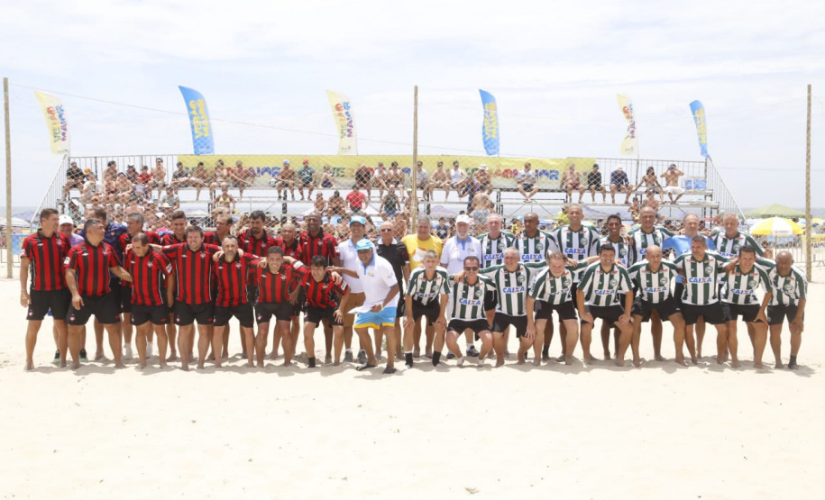 O tradicional Futebol das Estrelas do Litoral paranaense homenageou o ex-goleiro Gerson Dall’Stella neste sábado (11). O atleta campeão brasileiro pelo Coritiba em 1985 faleceu aos 58 anos, vítima de um infarto, horas antes da partida que contaria com sua presença. O Athletiba terminou 5 a 5. Antes do jogo foi respeitado um minuto de silêncio. Foto: Gilson Abreu/AEN