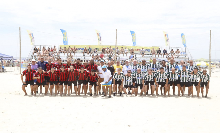 O tradicional Futebol das Estrelas do Litoral paranaense homenageou o ex-goleiro Gerson Dall’Stella neste sábado (11). O atleta campeão brasileiro pelo Coritiba em 1985 faleceu aos 58 anos, vítima de um infarto, horas antes da partida que contaria com sua presença. O Athletiba terminou 5 a 5. Antes do jogo foi respeitado um minuto de silêncio. Foto: Gilson Abreu/AEN
