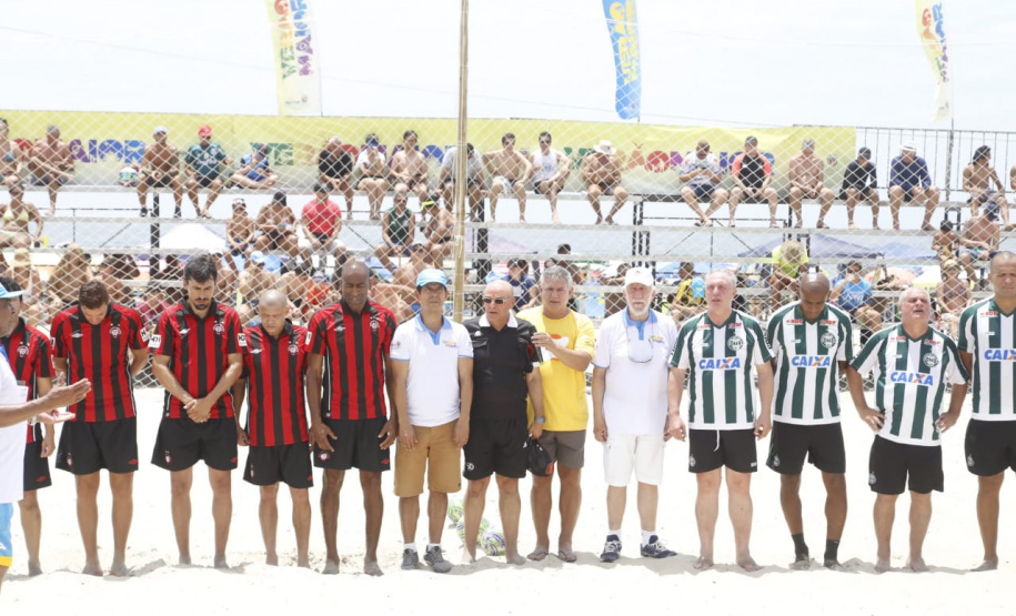 O tradicional Futebol das Estrelas do Litoral paranaense homenageou o ex-goleiro Gerson Dall’Stella neste sábado (11). O atleta campeão brasileiro pelo Coritiba em 1985 faleceu aos 58 anos, vítima de um infarto, horas antes da partida que contaria com sua presença. O Athletiba terminou 5 a 5. Antes do jogo foi respeitado um minuto de silêncio. Foto: Gilson Abreu/AEN