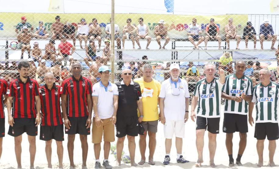 O tradicional Futebol das Estrelas do Litoral paranaense homenageou o ex-goleiro Gerson Dall’Stella neste sábado (11). O atleta campeão brasileiro pelo Coritiba em 1985 faleceu aos 58 anos, vítima de um infarto, horas antes da partida que contaria com sua presença. O Athletiba terminou 5 a 5. Antes do jogo foi respeitado um minuto de silêncio. Foto: Gilson Abreu/AEN