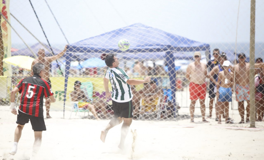 O tradicional Futebol das Estrelas do Litoral paranaense homenageou o ex-goleiro Gerson Dall’Stella neste sábado (11). O atleta campeão brasileiro pelo Coritiba em 1985 faleceu aos 58 anos, vítima de um infarto, horas antes da partida que contaria com sua presença. O Athletiba terminou 5 a 5. Antes do jogo foi respeitado um minuto de silêncio. Foto: Gilson Abreu/AEN
