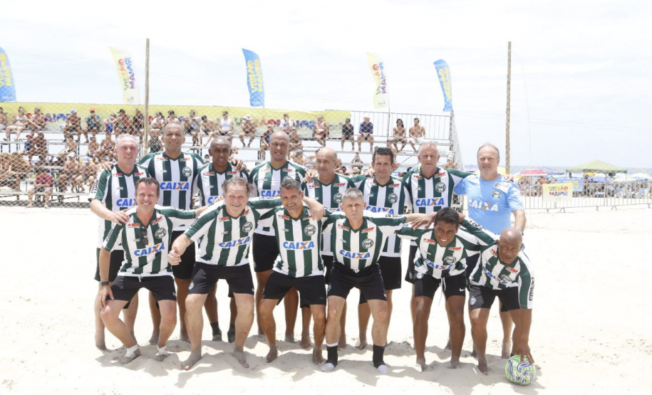 O tradicional Futebol das Estrelas do Litoral paranaense homenageou o ex-goleiro Gerson Dall’Stella neste sábado (11). O atleta campeão brasileiro pelo Coritiba em 1985 faleceu aos 58 anos, vítima de um infarto, horas antes da partida que contaria com sua presença. O Athletiba terminou 5 a 5. Antes do jogo foi respeitado um minuto de silêncio. Foto: Gilson Abreu/AEN