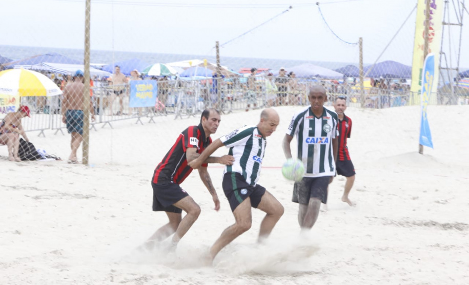 O vice-governador Darci Piana esteve neste sábado (11) no tradicional Futebol das Estrelas, em Matinhos, e destacou que a programação esportiva do Verão Maior é um vetor especial do turismo do Litoral e das praias de água doce do Estado. O Athletiba inaugural de 2020 deu largada a um calendário que engloba aulas de ginástica, torneios de vôlei, balonismo e muito mais. Foto: Gilson Abreu/AEN