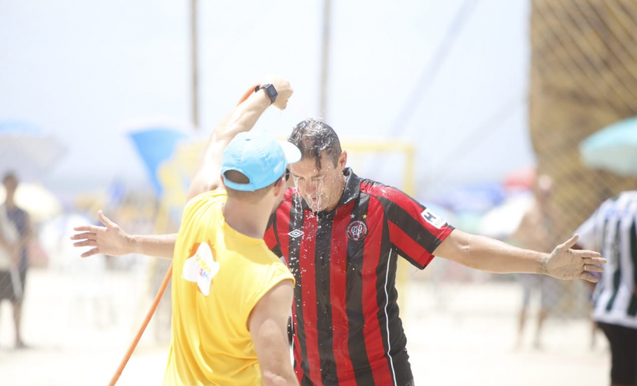 O vice-governador Darci Piana esteve neste sábado (11) no tradicional Futebol das Estrelas, em Matinhos, e destacou que a programação esportiva do Verão Maior é um vetor especial do turismo do Litoral e das praias de água doce do Estado. O Athletiba inaugural de 2020 deu largada a um calendário que engloba aulas de ginástica, torneios de vôlei, balonismo e muito mais. Foto: Gilson Abreu/AEN