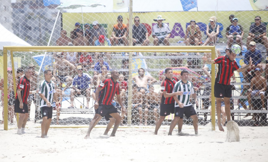 O vice-governador Darci Piana esteve neste sábado (11) no tradicional Futebol das Estrelas, em Matinhos, e destacou que a programação esportiva do Verão Maior é um vetor especial do turismo do Litoral e das praias de água doce do Estado. O Athletiba inaugural de 2020 deu largada a um calendário que engloba aulas de ginástica, torneios de vôlei, balonismo e muito mais. Foto: Gilson Abreu/AEN