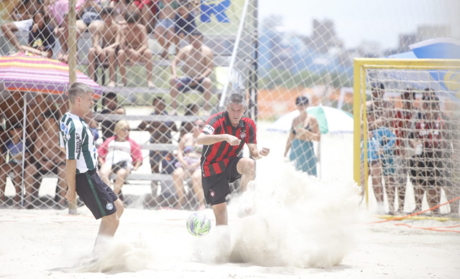 O vice-governador Darci Piana esteve neste sábado (11) no tradicional Futebol das Estrelas, em Matinhos, e destacou que a programação esportiva do Verão Maior é um vetor especial do turismo do Litoral e das praias de água doce do Estado. O Athletiba inaugural de 2020 deu largada a um calendário que engloba aulas de ginástica, torneios de vôlei, balonismo e muito mais. Foto: Gilson Abreu/AEN