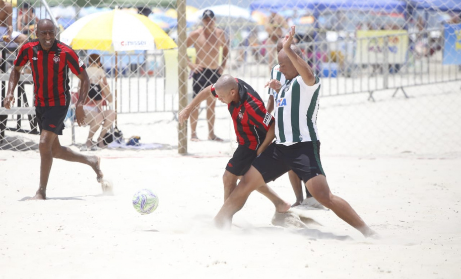 O vice-governador Darci Piana esteve neste sábado (11) no tradicional Futebol das Estrelas, em Matinhos, e destacou que a programação esportiva do Verão Maior é um vetor especial do turismo do Litoral e das praias de água doce do Estado. O Athletiba inaugural de 2020 deu largada a um calendário que engloba aulas de ginástica, torneios de vôlei, balonismo e muito mais. Foto: Gilson Abreu/AEN