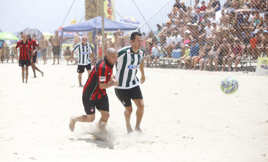 O vice-governador Darci Piana esteve neste sábado (11) no tradicional Futebol das Estrelas, em Matinhos, e destacou que a programação esportiva do Verão Maior é um vetor especial do turismo do Litoral e das praias de água doce do Estado. O Athletiba inaugural de 2020 deu largada a um calendário que engloba aulas de ginástica, torneios de vôlei, balonismo e muito mais. Foto: Gilson Abreu/AEN