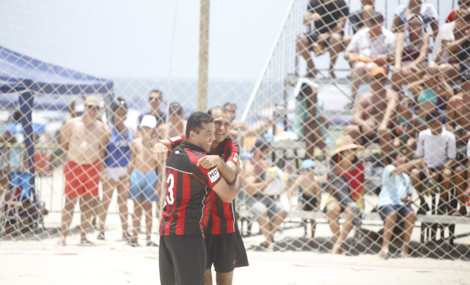 O vice-governador Darci Piana esteve neste sábado (11) no tradicional Futebol das Estrelas, em Matinhos, e destacou que a programação esportiva do Verão Maior é um vetor especial do turismo do Litoral e das praias de água doce do Estado. O Athletiba inaugural de 2020 deu largada a um calendário que engloba aulas de ginástica, torneios de vôlei, balonismo e muito mais. Foto: Gilson Abreu/AEN