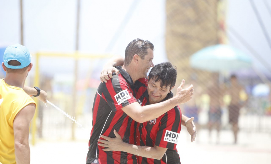 O vice-governador Darci Piana esteve neste sábado (11) no tradicional Futebol das Estrelas, em Matinhos, e destacou que a programação esportiva do Verão Maior é um vetor especial do turismo do Litoral e das praias de água doce do Estado. O Athletiba inaugural de 2020 deu largada a um calendário que engloba aulas de ginástica, torneios de vôlei, balonismo e muito mais. Foto: Gilson Abreu/AEN