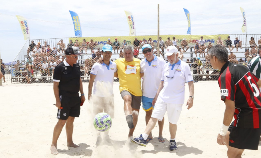 O vice-governador Darci Piana esteve neste sábado (11) no tradicional Futebol das Estrelas, em Matinhos, e destacou que a programação esportiva do Verão Maior é um vetor especial do turismo do Litoral e das praias de água doce do Estado. O Athletiba inaugural de 2020 deu largada a um calendário que engloba aulas de ginástica, torneios de vôlei, balonismo e muito mais. Foto: Gilson Abreu/AEN