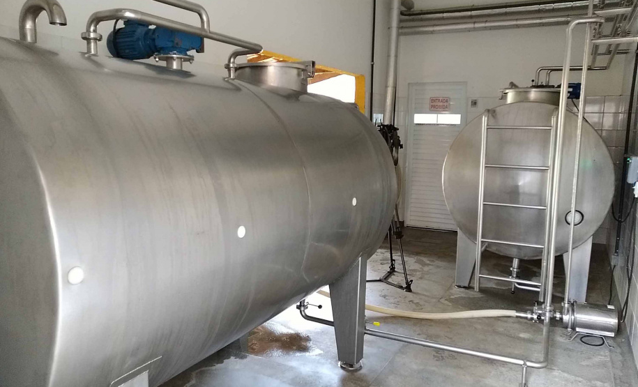 Além de complementar a alimentação de 118 mil crianças que recebem gratuitamente um litro de leite enriquecido por dia em todo o Paraná, o programa Leite das Crianças é um dos grandes responsáveis por fomentar a pecuária leiteira no Estado. Foto: SEAB