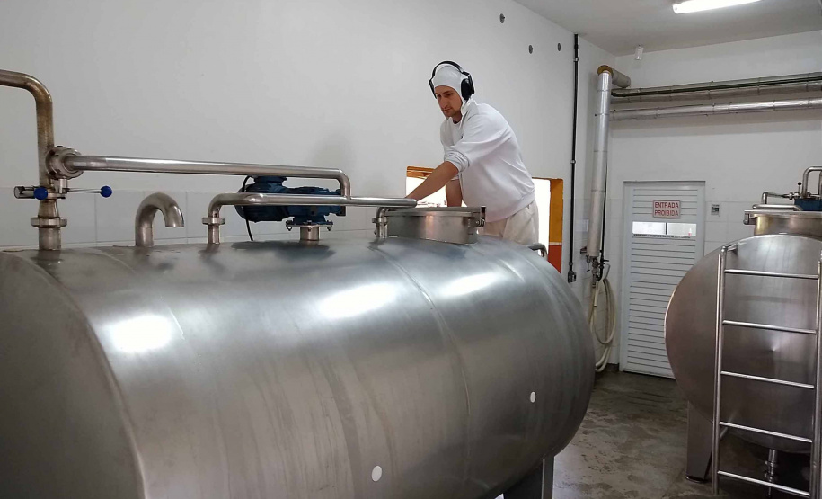 Além de complementar a alimentação de 118 mil crianças que recebem gratuitamente um litro de leite enriquecido por dia em todo o Paraná, o programa Leite das Crianças é um dos grandes responsáveis por fomentar a pecuária leiteira no Estado. Foto: SEAB