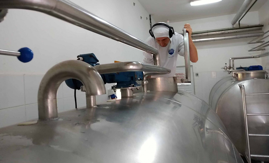 Além de complementar a alimentação de 118 mil crianças que recebem gratuitamente um litro de leite enriquecido por dia em todo o Paraná, o programa Leite das Crianças é um dos grandes responsáveis por fomentar a pecuária leiteira no Estado. Foto: SEAB