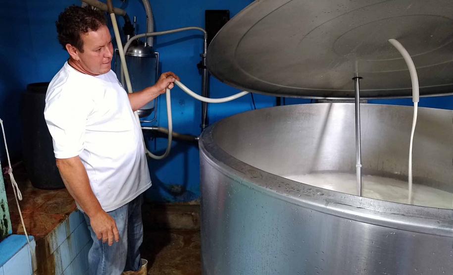 Além de complementar a alimentação de 118 mil crianças que recebem gratuitamente um litro de leite enriquecido por dia em todo o Paraná, o programa Leite das Crianças é um dos grandes responsáveis por fomentar a pecuária leiteira no Estado. Foto: SEAB