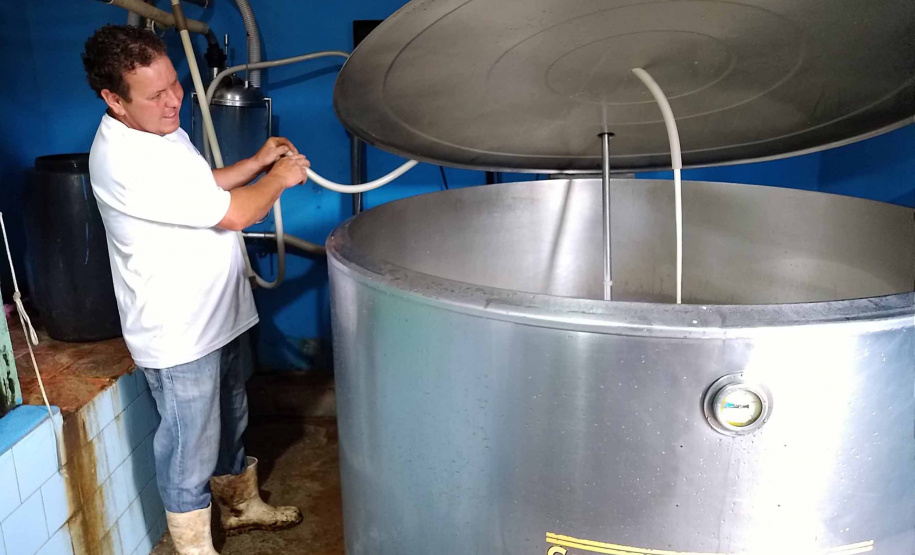 Além de complementar a alimentação de 118 mil crianças que recebem gratuitamente um litro de leite enriquecido por dia em todo o Paraná, o programa Leite das Crianças é um dos grandes responsáveis por fomentar a pecuária leiteira no Estado. Foto: SEAB