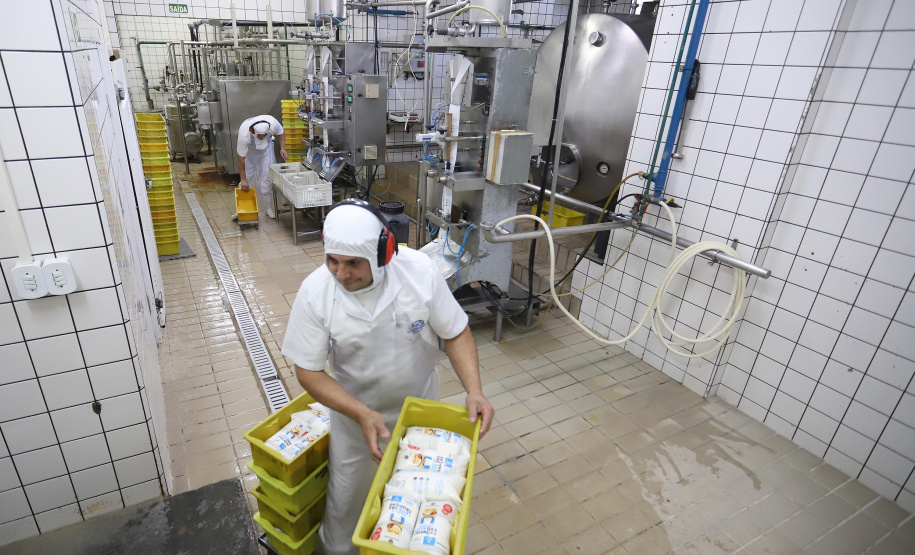 Leite das Crianças - Laticínio Ruhban, envase do Leite das Crianças.Piraquara, 01-10-19.Foto: Arnaldo Alves / AEN.