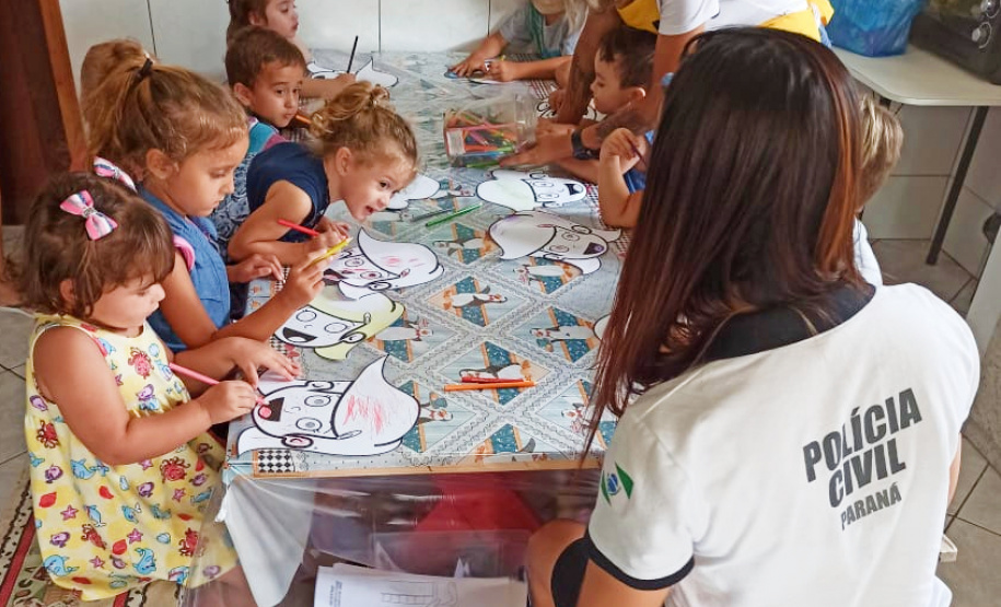 A Polícia Civil do Paraná (PCPR) está realizando campanha educativa em escolas do Litoral do Estado, durante todo o período da temporada. A primeira ação aconteceu na escola Aquarela de Recreação Infantil, em Matinhos, na última semana. O objetivo é orientar crianças e professores, a fim de prevenir que sejam vítimas de crime, tanto nas ruas quanto no âmbito escolar.
Foto: Polícia Civil