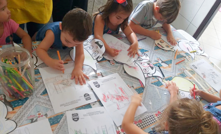A Polícia Civil do Paraná (PCPR) está realizando campanha educativa em escolas do Litoral do Estado, durante todo o período da temporada. A primeira ação aconteceu na escola Aquarela de Recreação Infantil, em Matinhos, na última semana. O objetivo é orientar crianças e professores, a fim de prevenir que sejam vítimas de crime, tanto nas ruas quanto no âmbito escolar.
Foto: Polícia Civil