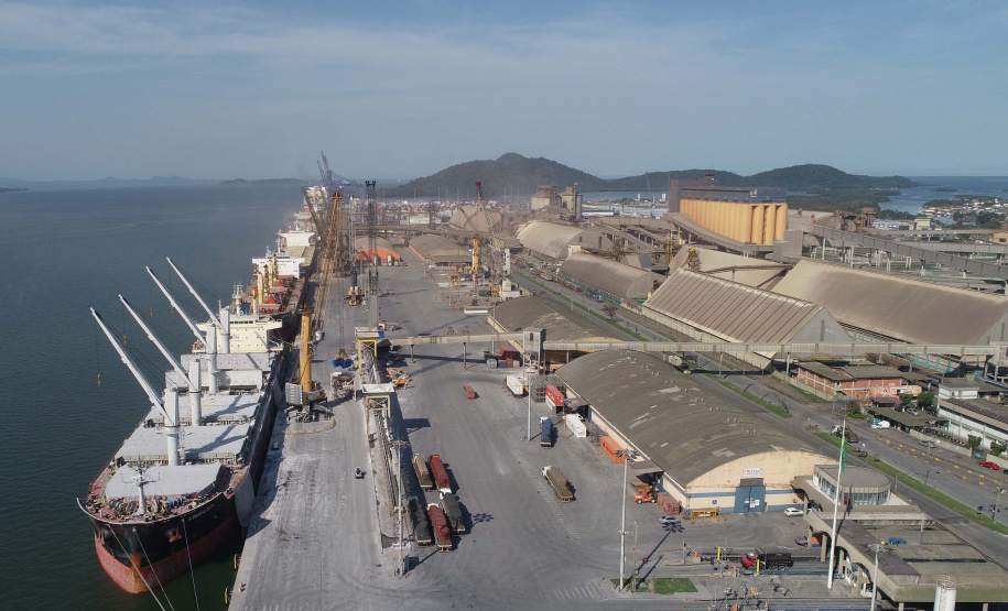 Janeiro é mês em que a produção se desenvolve no campo e a empresa pública Portos do Paraná aproveita para fazer manutenções e se preparar para movimentar a produção quando chegar o período de safra. Os silos públicos e as estruturas de uso comum aos terminais operadores do Corredor de Exportação do Porto de Paranaguá passam por uma revisão para operar a todo vapor, em 2020.Foto: Adubras Leandro/Arquivo Portos do Paraná