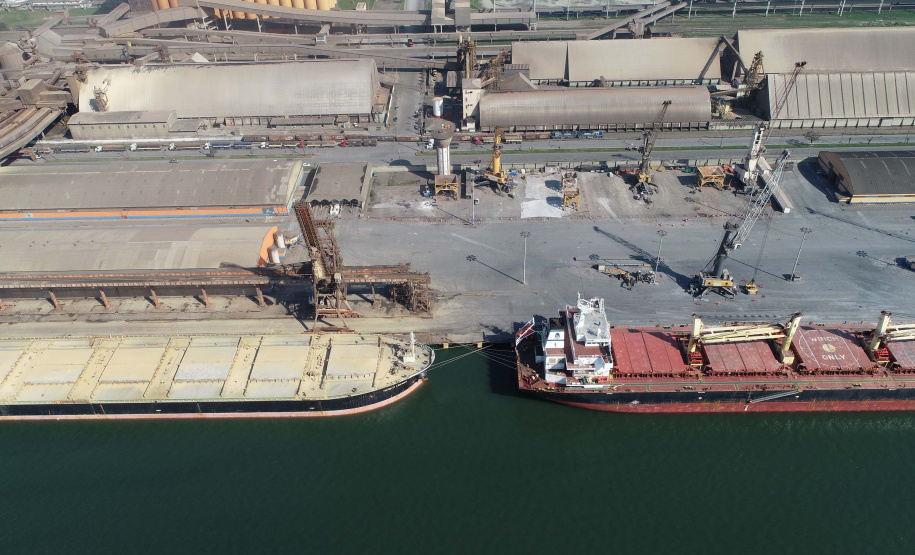 Janeiro é mês em que a produção se desenvolve no campo e a empresa pública Portos do Paraná aproveita para fazer manutenções e se preparar para movimentar a produção quando chegar o período de safra. Os silos públicos e as estruturas de uso comum aos terminais operadores do Corredor de Exportação do Porto de Paranaguá passam por uma revisão para operar a todo vapor, em 2020.Foto: Adubras Leandro/Arquivo Portos do Paraná